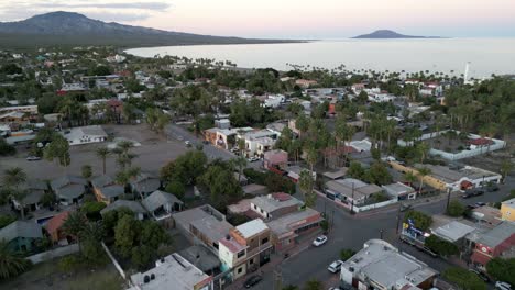 Luftaufnahmen-Von-Loreto-Baja-California-Sur,-Reiseziel,-Drohnenaufnahmen-Bei-Sonnenuntergang-Mit-Kolonialer-Mexikanischer-Stadt-Und-Meereslandschaft