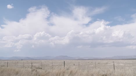 Massive-Zäune-Und-Himmel,-West-Texas