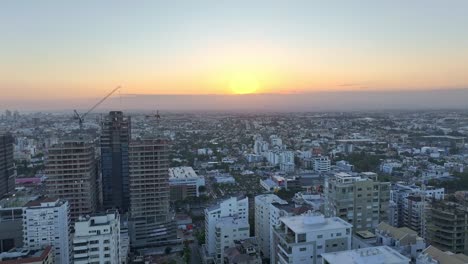 Puesta-De-Sol-Sobre-El-Paisaje-De-La-Ciudad-Con-Edificios-De-Gran-Altura-En-Santo-Domingo,-República-Dominicana