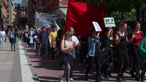 Zeitlupe-Von-Jungen-Demonstranten,-Die-Bei-Einer-Klimakundgebung-In-Stockholm-Marschieren