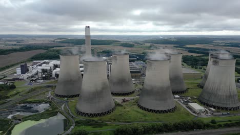 Vista-Aérea-Sobre-La-Chimenea-De-La-Central-Eléctrica-De-Ratcliffe-on-soar-Que-Emite-Vapor-En-La-Campiña-De-Nottingham