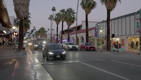 Palm-Springs,-Kalifornien-Innenstadt-Mit-Autoverkehr-Und-Stabilem-Video