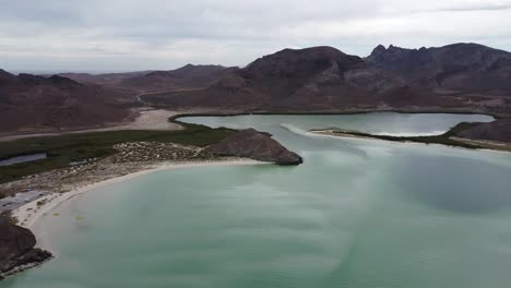 Playa-Balandra-Mit-Klarem,-Türkisfarbenem-Wasser-Und-Bergkulisse,-Baja-California,-Mexiko,-Tagsüber,-Luftaufnahme