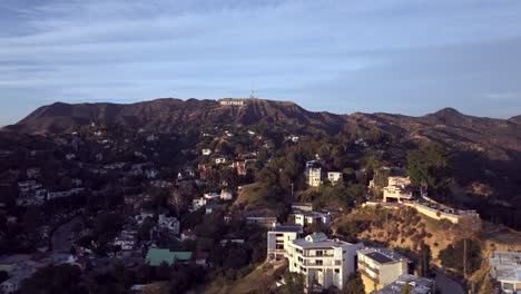 Vista-Aérea-Del-Cartel-De-Hollywood-Y-Casas-En-Hollywoodland-Hills,-Los-Angeles-Ca-Usa,-Disparo-De-Drone