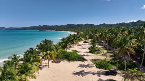 Descenso-Aéreo-Sobre-Una-Impresionante-Playa-Caribeña-En-Un-Día-Soleado,-República-Dominicana