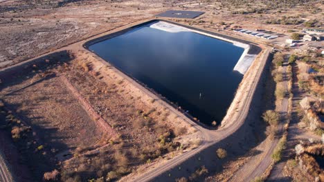 Luftaufnahme-Des-Sedona-Wetlands-Preserve-Und-Des-Teichs-Der-Abwasseraufbereitungsanlage,-Arizona,-USA,-Drohnenaufnahme