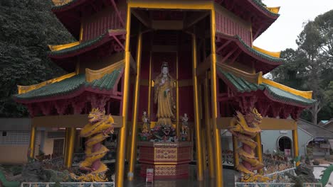 Hermoso-Templo-Dedicado-A-Kuan-Yin,-Ubicado-En-Krabi,-Tailandia