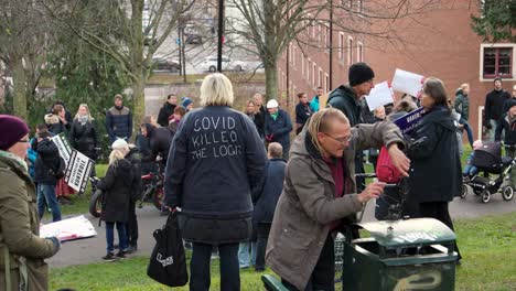 Manifestantes-En-La-Manifestación-De-Protesta-Por-La-Regulación-De-Covid-En-Un-Parque-En-Suecia,-Estáticos