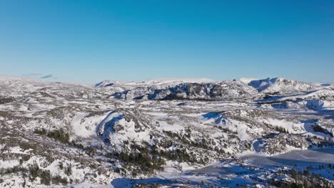 Vuela-Sobre-Montañas-De-Bosques-Nevados-Cerca-De-Bessaker,-Noruega