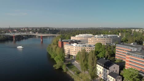 Edificios-De-Oficinas-Frente-Al-Mar-En-Alvik,-Suecia,-En-Un-Soleado-Día-De-Primavera