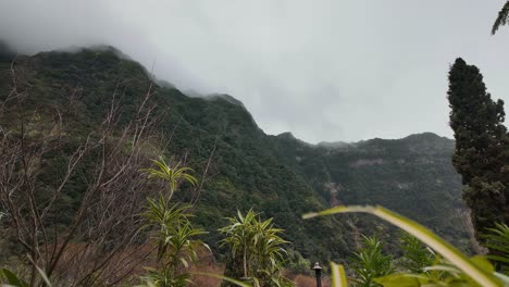 Timelapse-De-Nubes-Moviéndose-Sobre-Montañas-Boscosas-En-La-Isla-Salvaje-De-Madeira