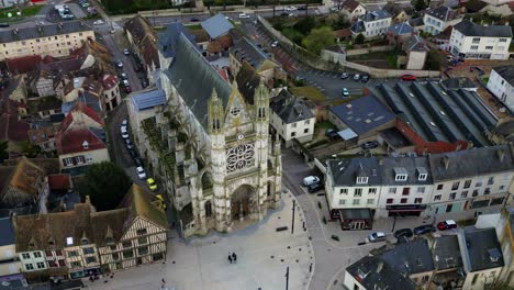 Colegiata-De-Notre-Dame-En-El-Centro-Histórico-De-Vernon,-Normandía-En-Francia