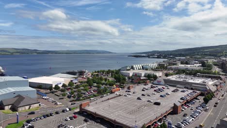 Drohnenaufnahme-Des-Gebäudekomplexes-Und-Der-Bucht-Am-Wasser-In-Greenock,-Schottland,-Großbritannien