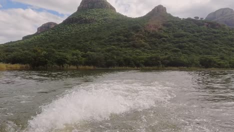 Boote-Wachen-Auf-Dem-Blyde-River-Canyon-Auf-Und-Hinterlassen-Eine-Malerische-Afrikanische-Berglandschaft