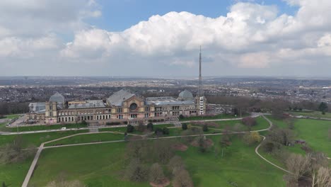 Zurückziehen-Drohne-Luftaufnahme-Rückwärts-Enthüllen-Alexander-Palace-Nord-London,-Großbritannien