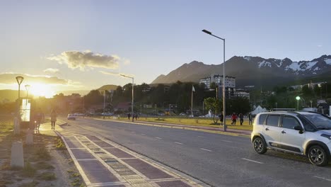 Vista-Del-Atardecer-Cerca-De-La-Plaza-San-Martin-En-Ushuaia