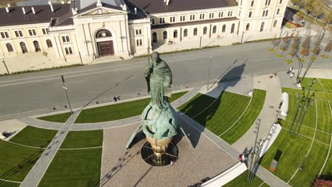 Luftaufnahme-Des-Denkmals-Für-Stefan-Nemanja,-Gründer-Des-Mittelalterlichen-Serbischen-Staates-Vor-Dem-Alten-Bahnhof-In-Belgrad,-Serbien