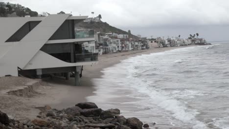Homes-on-Malibu-Beach-in-Malibu,-California-on-the-Pacific-Ocean-with-video-panning-right-to-left