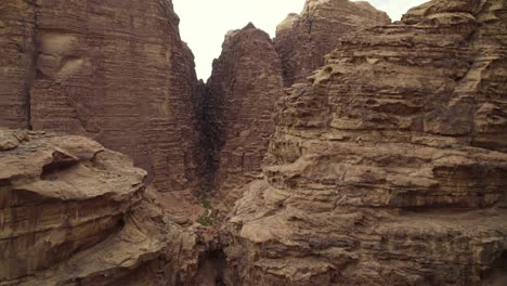 Felsige-Bergklippen-Im-Nahen-Osten,-Wadi-Rum-Wüste-In-Jordanien,-Luftaufnahme