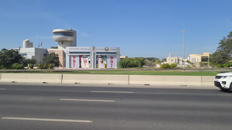 Dubai,-Vereinigte-Arabische-Emirate,-Autobahnverkehr,-Rechter-Beifahrersitz,-Sicht-Auf-Fahrzeuge-Und-Gebäude