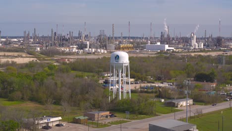 Vista-De-Drones-De-Baytown,-Torre-De-Agua-De-Texas-Y-Refinería-En-El-Fondo