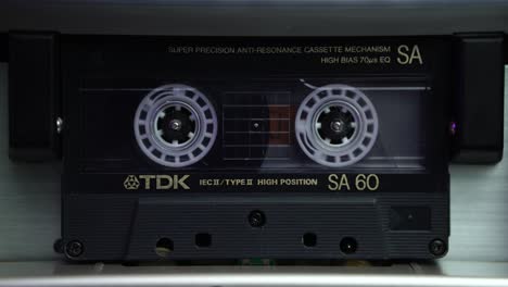 Einlegen-Und-Abspielen-Einer-TDK-Audiokassette-Im-Audiodeck,-Nahaufnahme