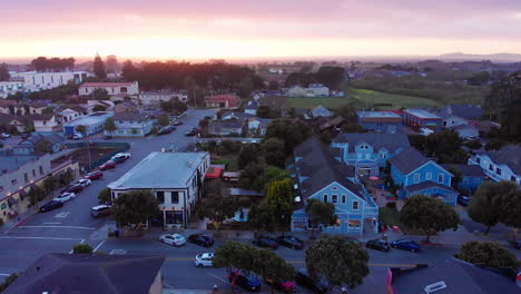 Luftaufnahmen-über-Der-Innenstadt-Von-Half-Moon-Bay,-Kalifornien-Bei-Sonnenuntergang