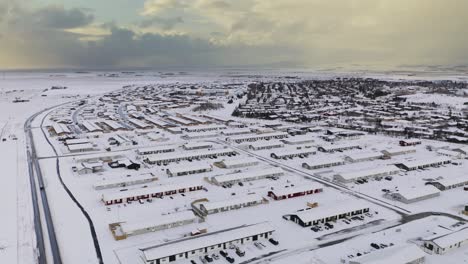 Ciudad-Islandesa-Cubierta-De-Nieve-En-La-Temporada-De-Invierno