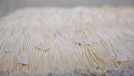 Kostbare-Perlenketten-Ausgestellt,-Mikimoto-Peal-Island-4k