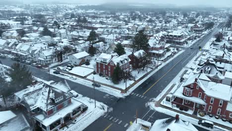 Ciudad-Cubierta-De-Nieve-Con-Hileras-De-Casas-Y-Una-Carretera-Principal