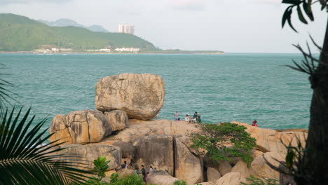 La-Gente-Viaja-En-El-Jardín-De-Rocas-De-Hon-Chong-Junto-Al-Mar,-Nha-Trang,-Vietnam