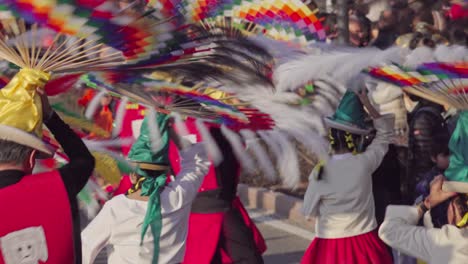 Handgehaltene-Aufnahmen-Von-Bolivianischen-Tänzern-In-Traditionellen-Kostümen-Beim-45.-Leiferer-Fasching---Carnevale-Di-Laives,-Karnevalsumzug-In-Leifers---Leifers