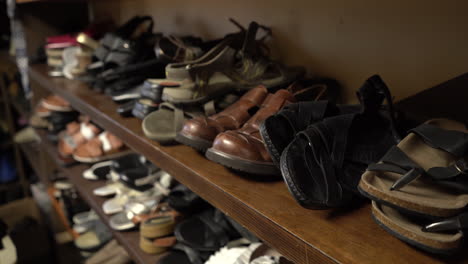 Schuhspenden-In-Der-Spendenkammer-Für-Obdachlose-Oder-Einkommensschwache-Einzelpersonen-Und-Familien
