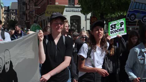 Junge-Menschen-Marschieren-Mit-Schildern-Bei-Einer-Klimaprotestkundgebung,-Nahaufnahme-In-Zeitlupe