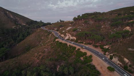 Fahrzeuge,-Die-Auf-Camps-Bay-Fahren,-Fahren-In-Die-Innenstadt-Von-Kapstadt,-Südafrika