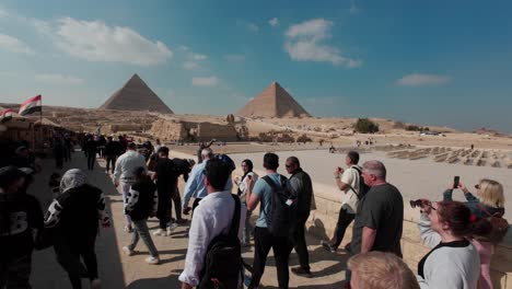 Touristen-Gehen-An-Souvenirläden-In-Der-Nähe-Der-Sphinx-Und-Der-Großen-Pyramiden-Entlang,-Einer-Historischen-Stätte