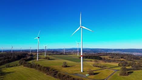 Generación-Sostenible-De-Energía-Eólica-En-Un-Entorno-Rural-Pintoresco.