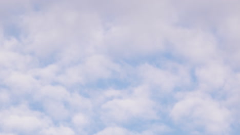 Zeitrafferaufnahmen-Von-Schnell-Ziehenden-Wolken-Am-Blauen-Frühlingshimmel