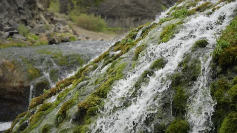 Nahaufnahme-Von-Wunderschönen-Strömen-Kleiner-Wasserfälle,-Die-In-Einen-Kristallklaren-Und-Sauberen-Fluss-Münden