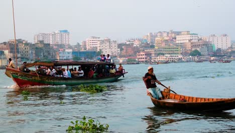 Transport-Und-Fischerei-Holzboote-Segeln-Buriganga-Fluss,-Südostasien