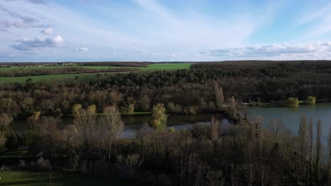 Damiere-Sur-Avre-Teich-Und-Die-Umliegende-Ländliche-Landschaft,-Frankreich