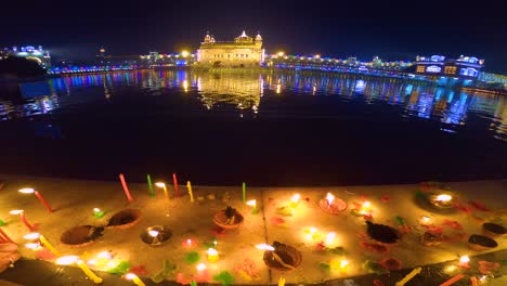 El-Templo-Dorado-Amritsar-India-Celebra-Gurupurab-En-El-Templo-Dorado-Y-Fuegos-Artificiales