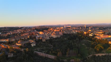 Panoramablick-Aus-Der-Luft-Auf-Die-Stadt-Siena-Aus-Der-Toskana
