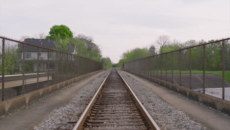 Rückwärtsbewegung-Der-Ansicht-Von-Eisenbahnschienen,-Die-Linien-Führen