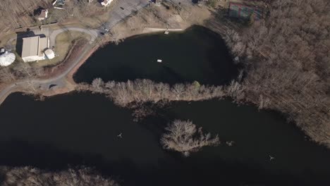Luftaufnahme-über-Einen-Stausee-Und-Einen-See-In-Highland,-New-York-Mit-Einem-Park