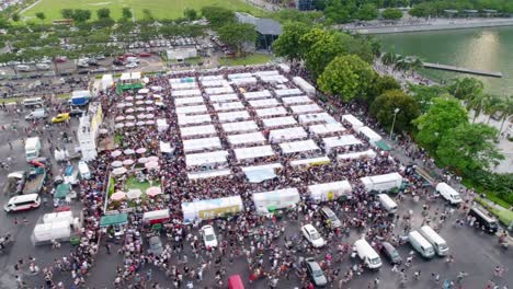 Karneval-Und-Jahrmarkt-In-Singapur-Mit-Tausenden-Von-Menschen,-Luftaufnahme-Mit-Kamera,-Die-Nach-Rechts-Fährt-Und-Hält