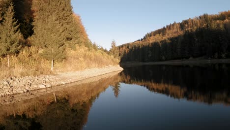 FPV-Drohne-Schwebt-über-Glasklarem-See