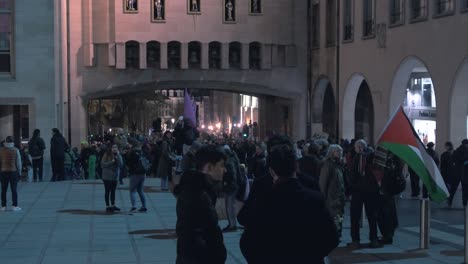 Mahnwache-Für-Frauen-Und-Palästina-Auf-Dem-Stadtplatz