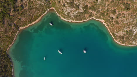Aerial:-Top-down-shot-of-planitis-bay-of-the-island-of-Kira-Panagia-in-Sporades,-Greece