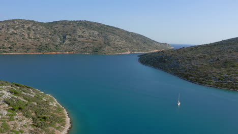 Aéreo:-Volando-Hacia-El-Pasaje-De-Entrada-De-La-Bahía-De-Planitis-En-La-Isla-Kira-Panagia,-Esporadas,-Grecia